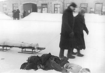 Трупы на улицах города. Фото В.Федосеева. 5 февраля 1942