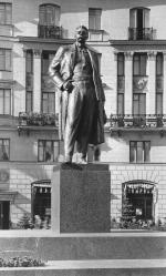 Памятник А.М. Горькому. 1868. Скульпторы В.В. Исаева, М.Р. Габе