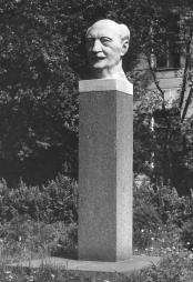 Памятник А.Ф. Иоффе. 1964. Скульптор Г.Д. Гликман