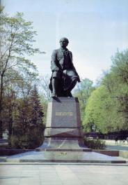 Monument to M. V. Lomonosov on Universitetskaya Embankment.