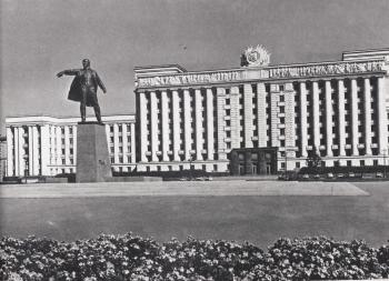 Московская площадь и памятник Ленину