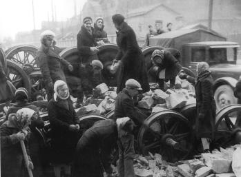24 сентября 1941. Строительство баррикады у Кировского завода. Фото Лен ТАСС