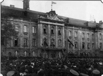 Meeting before the University Building. Photo, October 18, 1905.