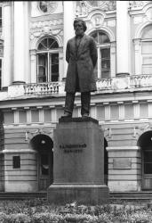 Памятник К.Д. Ушинскому. 1961. Скульптор В.В. Лишев