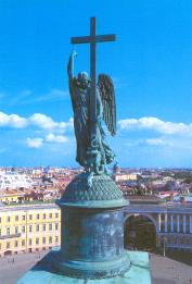 Фигура ангела, венчающая Александровскую колонну. Цвет. фото