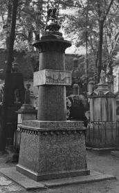 Надгробие А.Н.Воронихина. Фото 1963