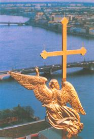 Крест с ангелом, венчающий колокольню Петропавловского собора.