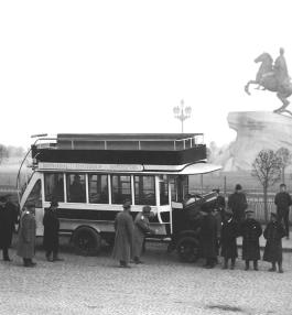 Bus on the Senate Square. Photo. Between 1910 and 1912.