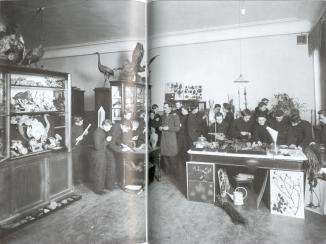 Группа учеников 2-го реального училища на уроке естествознания. Фото 1914