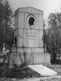 Grave of I.P.Pavlov at the Literatorskie Mostki Necropolis. Sculpture by I.F.Bezpalov, architect P.D.Bunkin. 1938.