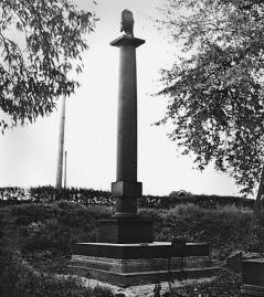 Grave of L.M.Matsievich on Nikolskoe cemetery. Architect I. A. Fomin. 1912.