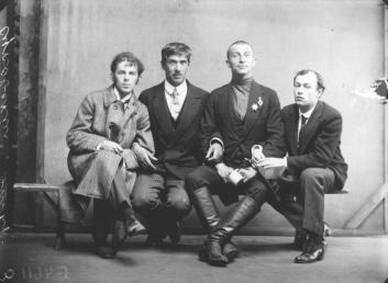 О. Э. Мандельштам, К. И. Чуковский, Б. К. Лившиц, Ю. П. Анненков. Фото 1914.