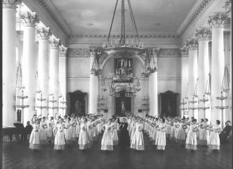 Урок танцев в Смольном институте. Фото 1914.