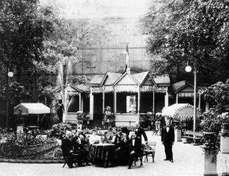 Garden of Kontan Restaurant. Photo, 1913.