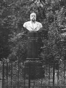 Headstone of I.A.Goncharov at Literatorskie Mostki Necropolis. Sculptor V.I.Tatarovich, G.D.Yastrebenetsky. 1960.