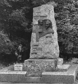 Headstone of D.N.Mamin-Sibiryak at Literatorskie Mostki Necropolis. Sculptor I.Y.Ginzburg. 1915.