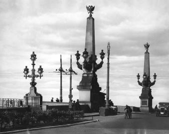 Троицкий мост со стороны Суворовской площади. Фото 1930-х