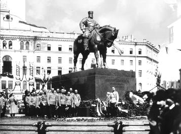 Открытие памятника императору Александру III на Знаменской площади. Фото 1909.