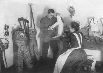 Изготовление протезов в мастерской Максимилиановской лечебницы. Фото К.К.Буллы. 1900-е