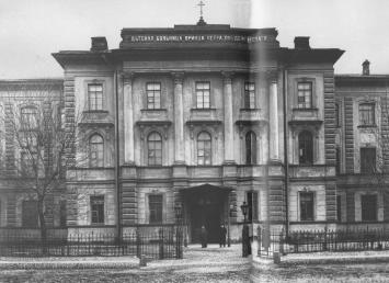 Главный фасад здания Детской больницы принца П. Г. Ольденбургского. Фото К. К. Буллы. 1912.