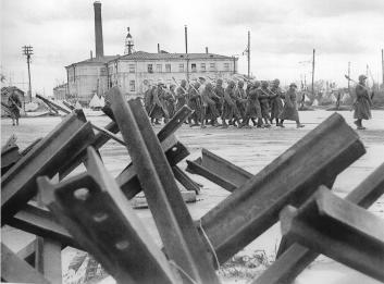 Бойцы инженерных частей отправляются на строительство оборонительных сооружений. Фото Г. Коновалова. 9 октября 1942.