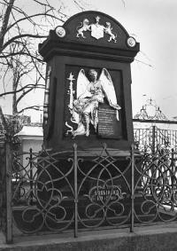 Памятник А.П. Волынскому, А.Ф. Хрущову, П.М. Еропкину. 1886. Скульптор А.М. Опекушин.