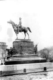 Памятник великому князю Николаю Николаевичу (Старшему) на Манежной площади. Фото 1914.