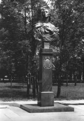 Памятник Г.С. Улановой. 1984. Скульптор М.К. Аникушин