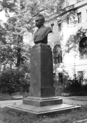 Памятник А.Л. Поленову. 1954. Скульптор Н.В. Дыдыкин