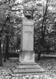 Monument to N.I.Pirogov on the territory of the former Obukhovskaya Hospital .