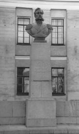 Памятник А. Ф. Можайскому на ул. Красного Курсанта.