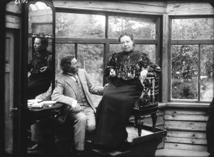 И. Е. Репин и его жена Н. Б. Нордман-Северова в "Пенатах". Фото 1905.