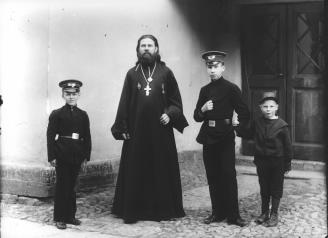 Учитель закона Божия и гимназисты. Фото К.К.Буллы. Начало 1900-х.