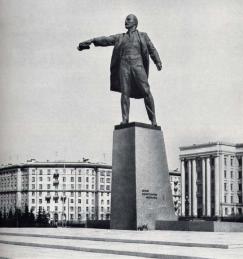 Памятник В. И. Ленину на Московской площади.