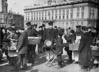 Уличные торговцы на Марсовом поле. Фото 1895.