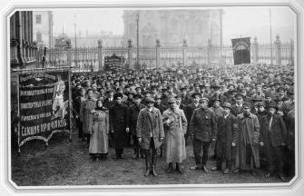 Праздник транспортников у дворца Труда. Фото Я. В. Штейнберга. 1919.