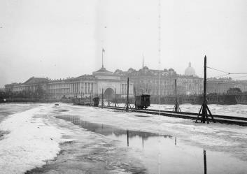 Трамвайная линия на льду Невы. Фото 1900-х