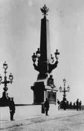 Обелиск у въезда на Троицкий мост. Фото 1900-х