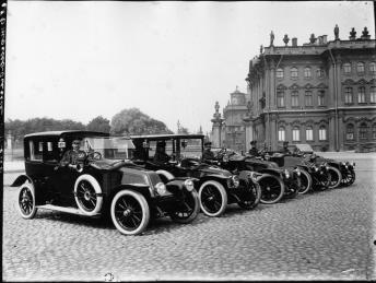 Автомобили "Рено" на Дворцовой площади. Фото 1900-х гг.