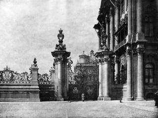 Ограда сада у Зимнего дворца (не сохранилась). Фото 1900-х гг.