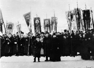 Манифестация "Союза Михаила Архангела" перед Казанским собором. Фото 1913.