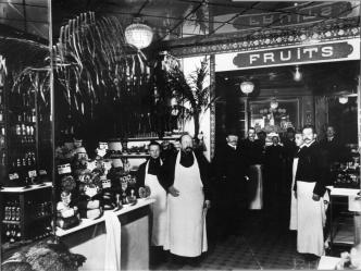 Гастрономический магазин А. Н. Рогушина на Большой Морской улице. Фото. Между 1905 и 1906.