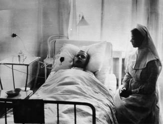 Сестра милосердия у постели раненого. Фото 1906.