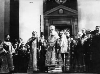 Митрополит Антоний у входа в Исаакиевский собор. Фото 1908.