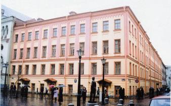 Генеральное консульство Швеции (М. Конюшенная ул., 1).