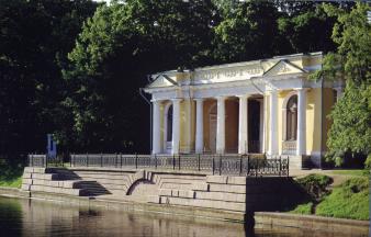 Mikhailovsky Garden. The pavilion with a wharf.