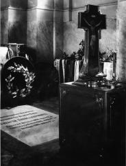 Надгробие вел. кн. Алексея Александровича в Великокняжеской усыпальнице. Фото 1908