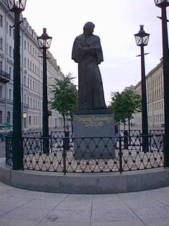 Памятник Н. В. Гоголю на Малой Конюшенной улице.