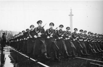 Военный парад на Дворцовой площади.