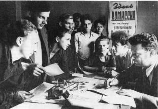Прием заявлений от добровольцев на станкостроительном заводе им. Я. М. Свердлова. Фото М. Трахмана. 3 июля 1941.